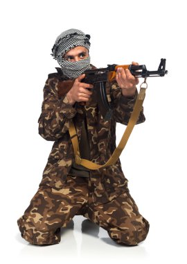 Beyaz arka planda otomatik silahı ile terör