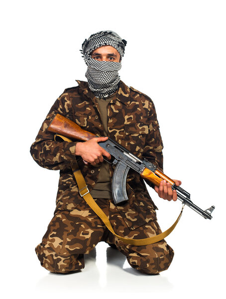 Террорист с автоматом на белом фоне
