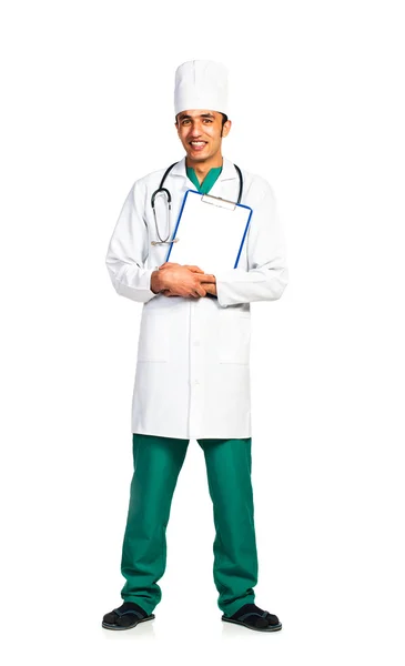 Retrato del médico con historia clínica sobre fondo blanco — Foto de Stock
