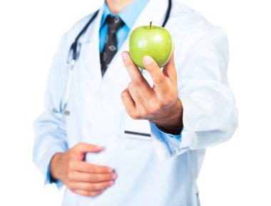 Taze yeşil elma yakın tutan doktor el