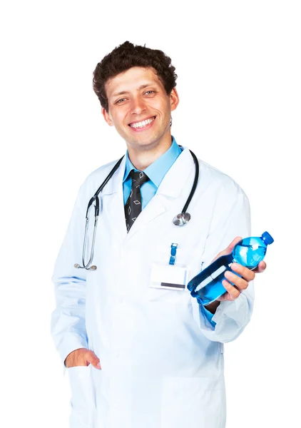 Lächelnder Arzt mit Flasche Wasser auf weißem Grund — Stockfoto