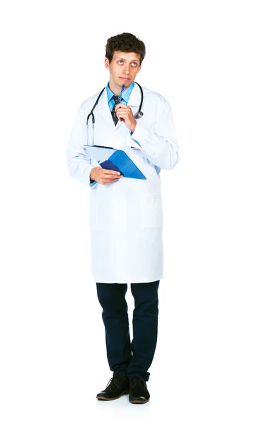 Unga manliga läkare skriver om en patients medicinska diagram — Stockfoto