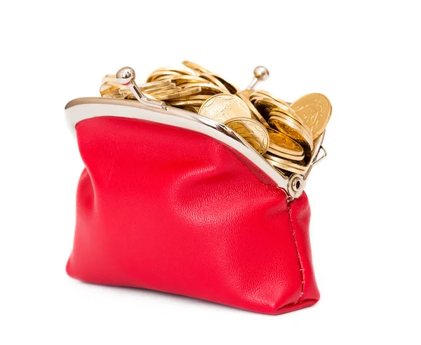 Rote Handtasche voller Goldmünzen auf weißem Grund — Stockfoto