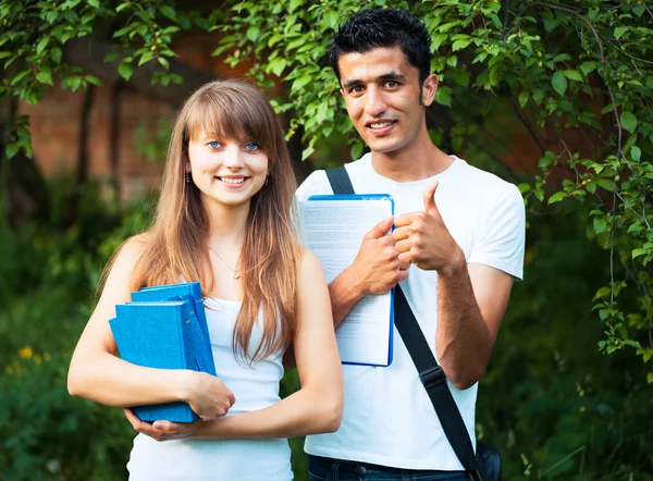 Dos estudiantes estudiando en el parque — Foto de Stock