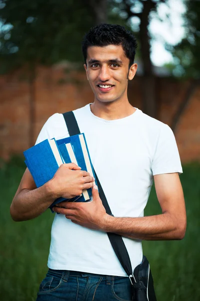 Emiraty studentowi z książek na zewnątrz — Zdjęcie stockowe