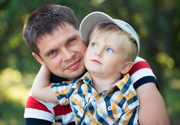 Apa és fia baba szórakozás, szabadtéri parkban — Stock Fotó