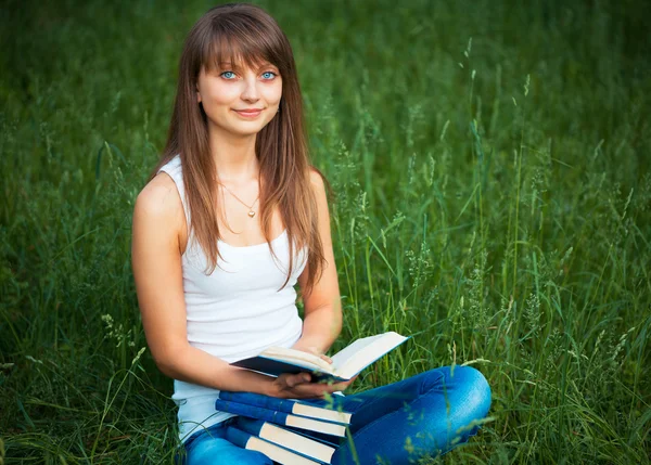 Vacker flicka med bok i parken — Stockfoto