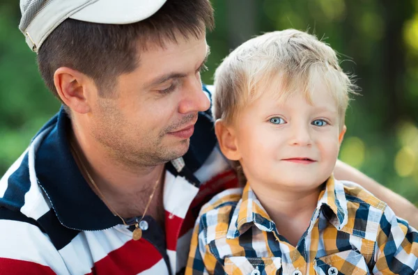 Boldog apa és fia baba szórakozás, szabadtéri parkban — Stock Fotó