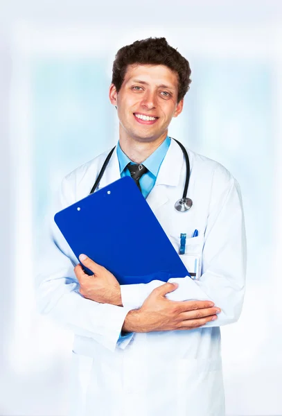 Портрет улыбающегося врача в интерьере — стоковое фото
