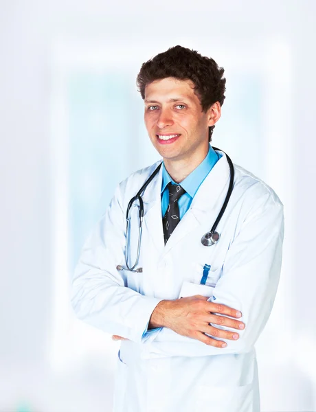 Retrato del médico sonriente en el interior — Foto de Stock