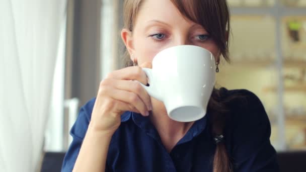 dívka pije kávu