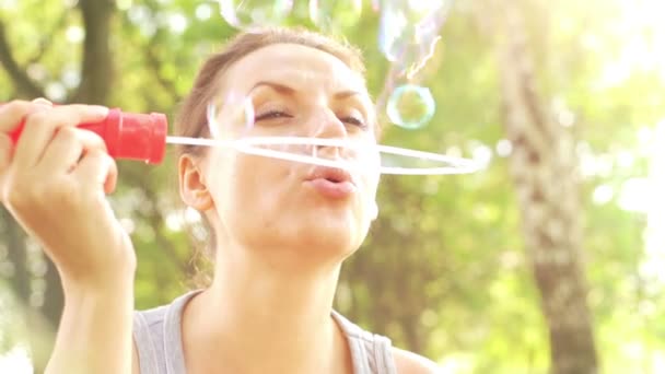 Meisje blazen zeepbellen — Stockvideo
