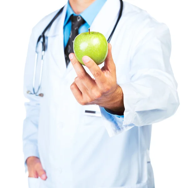 Die Hand des Arztes hält einen frischen grünen Apfel in Nahaufnahme auf weiß — Stockfoto