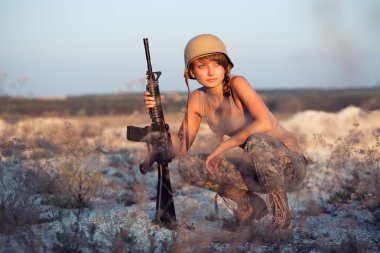 bir RI ile kamuflaj giysili genç güzel kadın asker