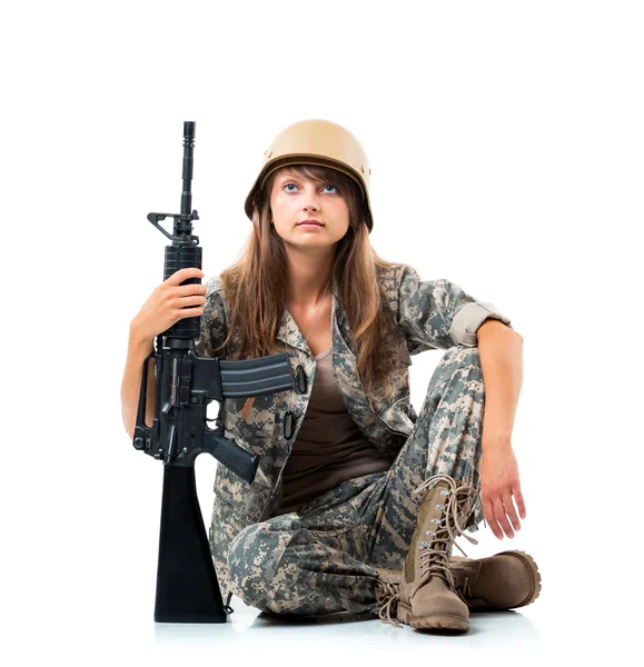 Elinde silah olan bir kamuflaj giysili asker genç beautyful kız — Stok fotoğraf