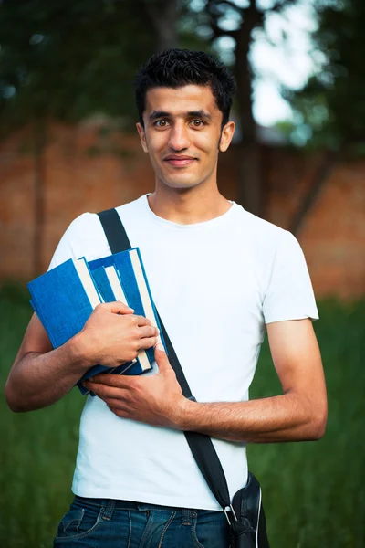 Arabische mannelijke student met boeken buitenshuis — Stockfoto