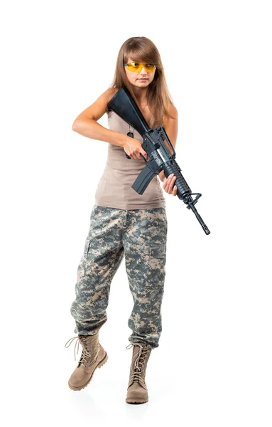 Soldat jeune fille belle vêtue d'un camouflage avec un pistolet — Photo