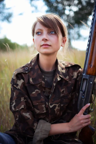 Jeune belle fille avec un fusil de chasse — Photo