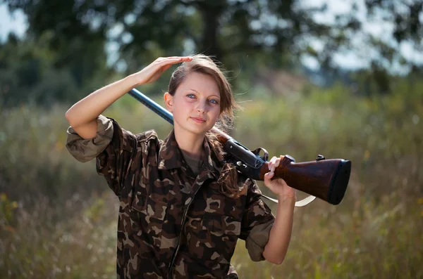 Krásná mladá dívka s brokovnicí v venkovní — Stock fotografie