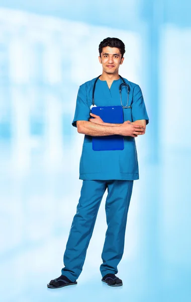 Portret lekarza Emiraty uśmiechający się wnętrze — Zdjęcie stockowe