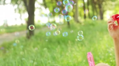 Sabun köpüğü üfleyen kız