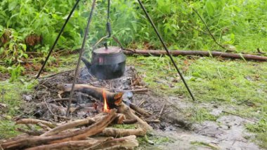 Dumanlı turist çaydanlığı ateşe