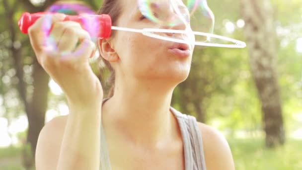 Chica soplando burbujas de jabón — Vídeo de stock