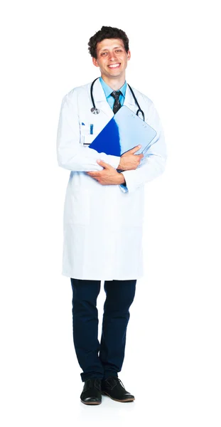 Retrato de comprimento total de um médico masculino sorridente segurando um bloco de notas — Fotografia de Stock