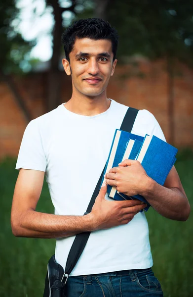 Mahasiswa laki-laki Arab dengan buku-buku di luar ruangan — Stok Foto