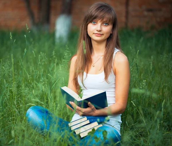年轻漂亮的女孩在公园里的书 — 图库照片
