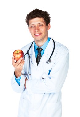 Kırmızı elma üzerine beyaz holding gülümseyen bir erkek doktor portresi