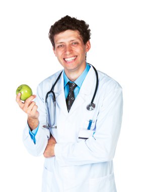 Yeşil elma üzerine beyaz holding gülümseyen bir erkek doktor portresi