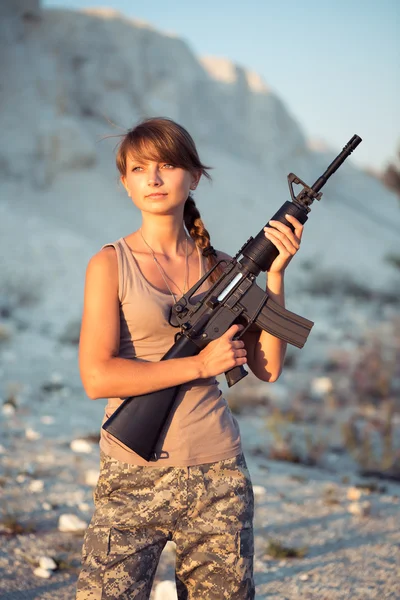 Soldat féminin vêtu d'un camouflage avec un pistolet en plein air — Photo