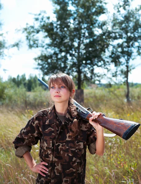 Joven hermosa chica con una escopeta al aire libre — Foto de Stock