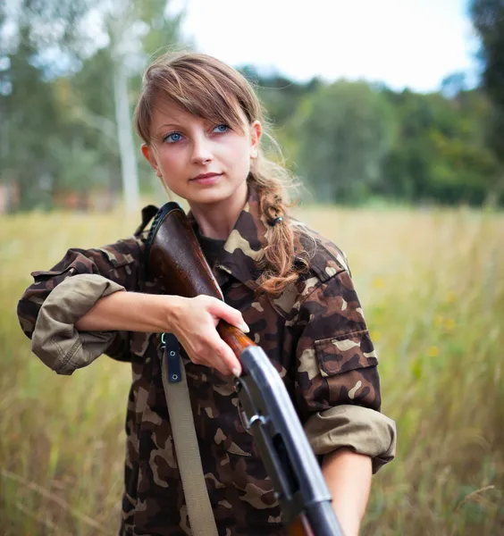 Young beautiful girl with a shotgun — Stock Photo, Image