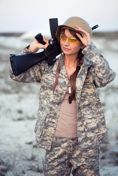 Açık bir silahla bir kamuflaj giymiş kadın asker — Stok fotoğraf