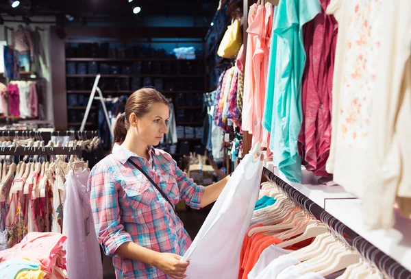 衣料品店の女性は — ストック写真