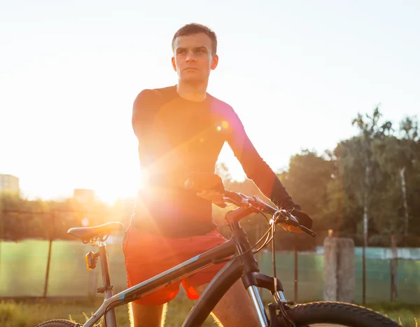 Der Typ mit dem Fahrrad am frühen Morgen — Stockfoto