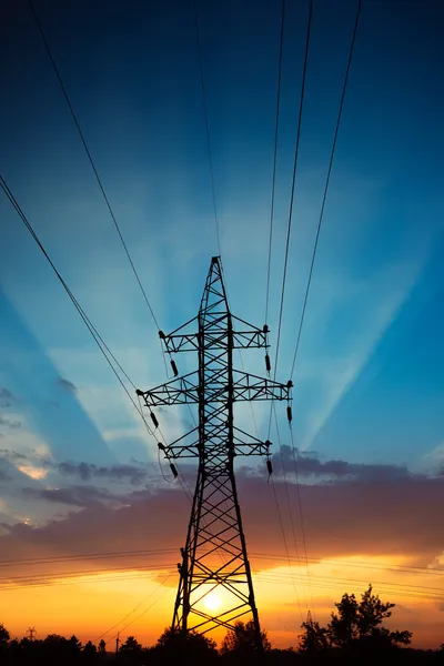 Лінії електропередач на сході сонця — стокове фото