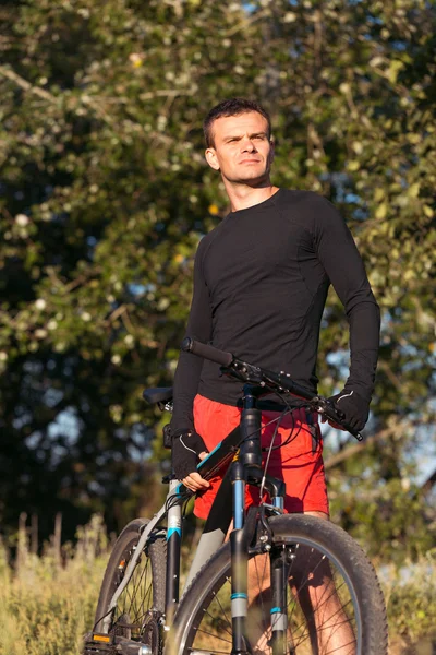 O tipo da bicicleta de manhã cedo. — Fotografia de Stock