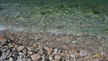 Sahilde dalgalar deniz