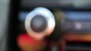 Arabada anahtarsız Başlat düğmesine basıyorum