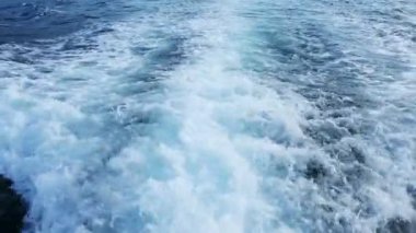 mavi okyanus deniz hızlı yat tekne prop yıkama sonrasında köpük ile