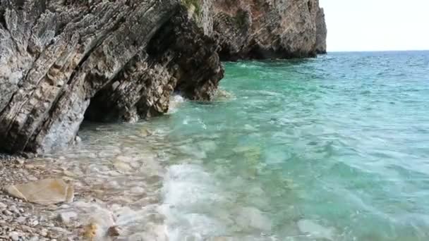 Le onde del mare colpiscono le rocce — Video Stock