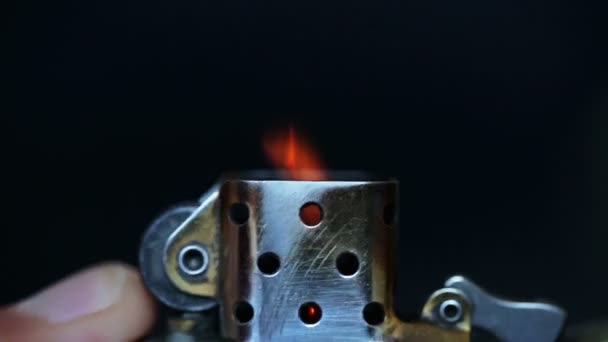 Handbeleuchtung Retro-Feuerzeug — Stockvideo