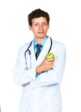 Yeşil elma üzerine beyaz holding gülümseyen bir erkek doktor portresi