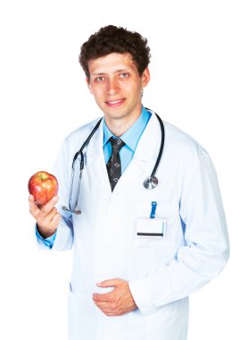 Kırmızı elma üzerine beyaz holding gülümseyen bir erkek doktor portresi