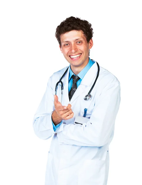 Retrato de um médico masculino sorridente mostrando o dedo em você no branco — Fotografia de Stock