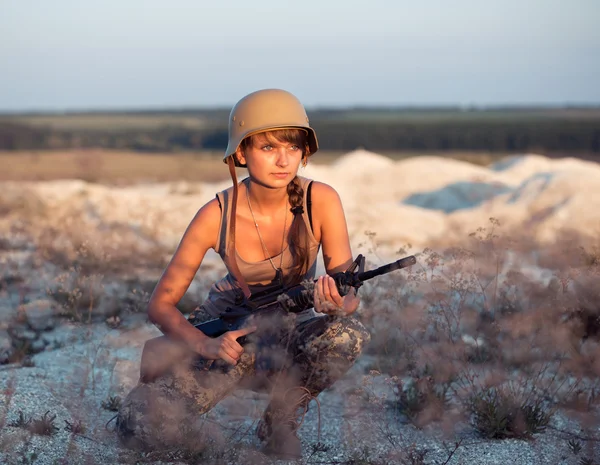 O の銃で、カモフラージュに身を包んだ若い女性兵士 — ストック写真