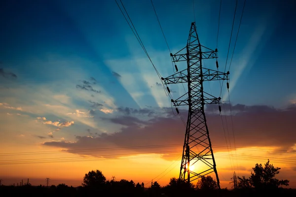 Líneas eléctricas en un amanecer — Foto de Stock